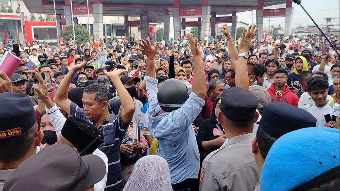 EKSEKUSI LAHAN- Personil gabungan terdiri dari Polisi, TNI, Sat Pol PP, dan damkar lakukan pengamanan terhadap eksekusi rumah milik warga di Jalan Aluminium, Kelurahan Pulo Brayan Darat II, Kecamatan Medan Deli, Kota Medan. Kamis (17/7/2025)