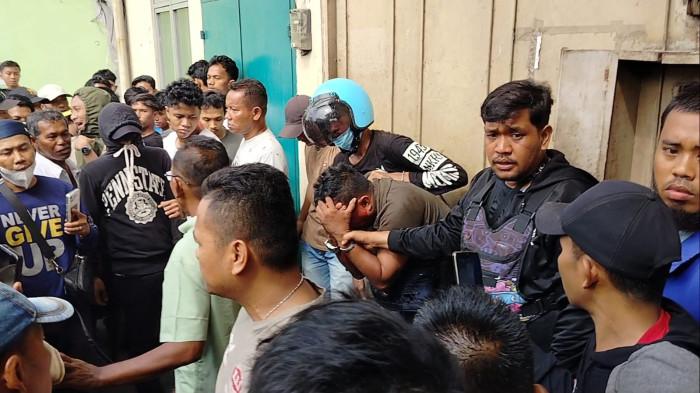 EKSEKUSI LAHAN- Salah Satu Kepala Lingkungan 20 diboyong warga, usai bersembunyi di salah satu Warkop Agam Matel, Muka bonyok-bonyok, Kamis (17/7/2025)