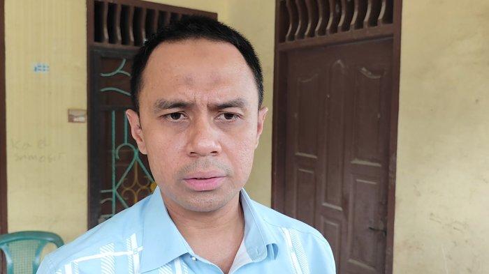 EKSHUMASI- Kapolres Asahan, AKBP Afdhal Junaidi meninjau lokasi dilakukannya ekshumasi terhadap jasad Korban Pandu Brata Siregar (18) di kediamannya, Desa Parlaki Tangan, Ujung Padang, Kabupaten Simalungun, Minggu (16/3/2025).