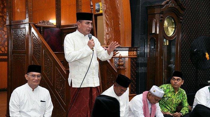 Gubernur Sumut, Edy Rahmayadi saat menyalurkan 800 asuransi jiwa untuk para nelayan di Masjid Agung Sibolga, Jalan S. Parman, Kota Sibolga, Kamis (3/8/2023). Dua daerah ini, menurut Edy, punya peran penting terhadap suplai ikan di Sumut.