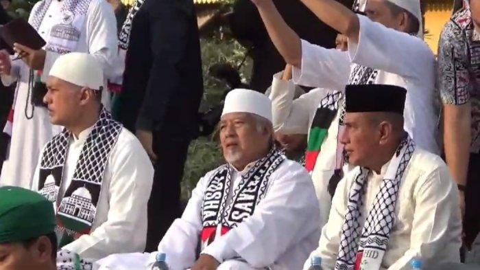 Mantan Gubernur Sumut Edy Rahmayadi dan mantan Wakil Gubernur Sumut Musa Rajekshah atau Ijeck, mengikuti aksi solidaritas bela Palestina di Istana Maimun, Kota Medan, Minggu (10/12/2023).
