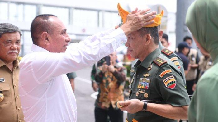 Gubernur Sumatera Utara (Sumut) Edy Rahmayadi bersama Ketua Tim Penggerak Pemberdayaan dan Kesejahteraan Keluarga (TP PKK) Provinsi Sumut Nawal Lubis menyambut kedatangan Panglima Komando Daerah (Pangdam) I/Bukit Barisan Mayjen TNI Mochammad Hasan serta Ketua Persit KCK PD I/Bukit Barisan Anggi Mochammad Hasan di Bandar Udara Internasional Kualanamu, Kabupaten Deliserdang, Selasa (22/8/2023).