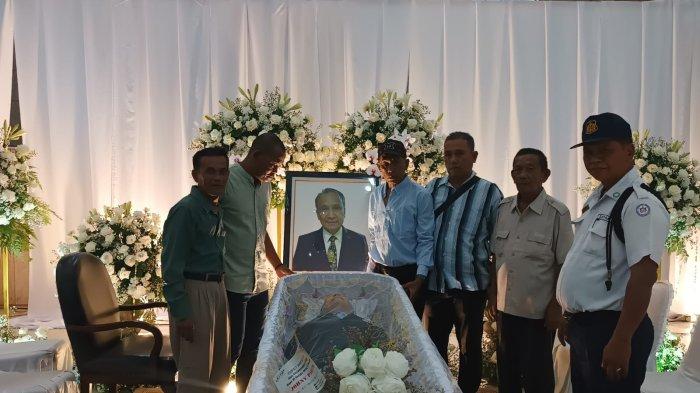 Eks para pemain Hartap melayat ke tempat persemayaman Johny Pardede di Pardede Hall, Jalan Mataram, Kota Medan, Kamis (16/5/2024)