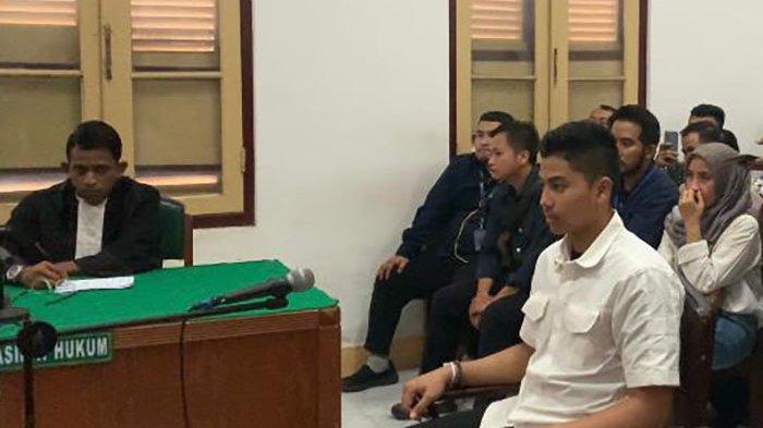 Ekspresi wajah Aditya Hasibuan ketika mendengarkan sidang putusan di ruang Cakra 8 Pengadilan Negeri Medan.