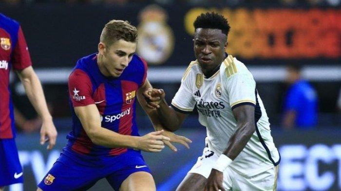 Duel Vinicius Junior (kanan) dengan Fermin Lopez (kiri) dalam laga Soccer Champions Tour antara Barcelona vs Real Madrid di AT & T Stadium, Arlington, Texas, Amerika Serikat, 29 Juli 2023. (Photo by Aric Becker / AFP)