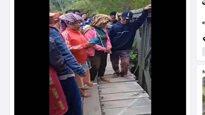 Pada video yang beredar juga, ibu Rahel, Elperita Estika Tambunan melempar baju Rahel ke sungai.