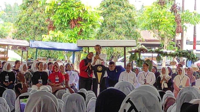 Emak-emak berfoto bersama presiden Jokowi.