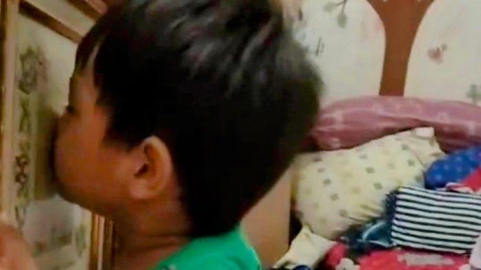 Kisah ini sebuah doa yang dijawab Tuhan. Louis Emilio Agriveta Dosiwoda pernah cium foto Paus Fransiskus tahun 2018.
(Istimewa)