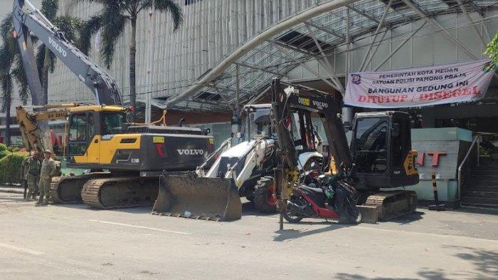 Empat alat berat yang masih terparkir di Mal Centre Point, Medan, Kamis (30/5/2024). Untuk pembongkaran Mal Centre Point ditunda karena sudah membayar pajak Rp 107 miliar.