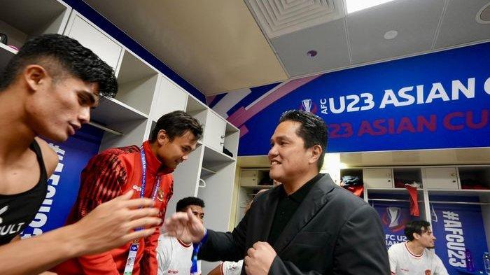 Kebahagiaan para pemain timnas U-23 Indonesia, Ramadhan Sananta, Komang Teguh dan Ketum PSSI Erick Thohir usai mengalahkan Korea Selatan dalam perempat final Piala Asia U-23 2024 di Stadion Abdullah bin Khalifa, Kamis (25/4/2024).