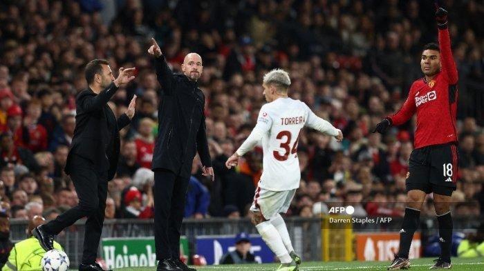 Pelatih Galatasaray Okan Buruk (Kiri) dan manajer Manchester United Erik ten Hag (2K) meneriakkan instruksi kepada para pemain dari pinggir lapangan selama pertandingan grup A Liga Champions antara Manchester United dan Galatasaray di stadion Old Trafford, pada 3 Oktober 2023.