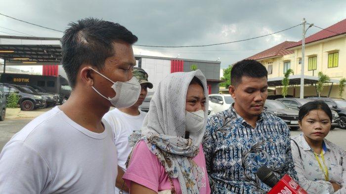Eva Meliani Pasaribu, anak mendiang Rico Sempurna Pasaribu saat membuat laporan ke Polda Sumut pada 8 Juli lalu.