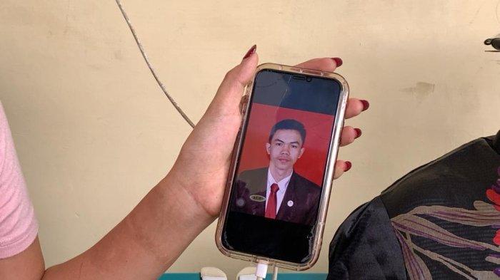Foto Aldi Sahilatua Nababan semasa hidup yang ditunjukkan sang kakak, Monalisa Nababan.