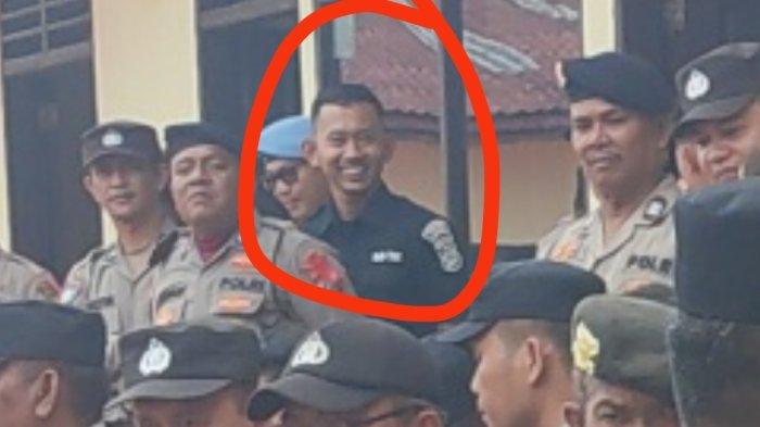 Foto Bripda F (Dilingkari warna merah) saat terlihat dalam upacara pisah sambut Kapolres Dairi yang baru di halaman Mako Polres Dairi, Jumat (10/1/2025).