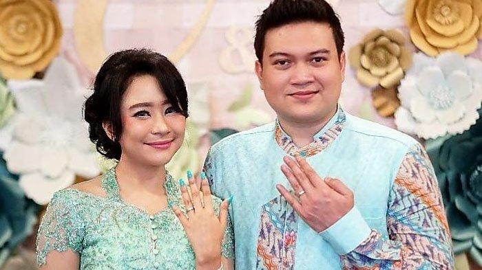 JUDI ONLINE - Foto arsip Chikita Meidy dan suaminya, Indra Ahitya. Kini rumah tangga mantan penyanyi cilik ini diterpa isu judi online. Indra Ahitya dituduh gelapkan uang Rp160 juta, kini klarifikasi