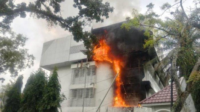 KEBAKARAN KANTOR - Gedung Dinas Pendidikan Sumut Kebakaran. Kadis Pendidikan Sumut ungkap dugaan sementara kebakaran karena korsleting, dan tidak ada korban jiwa, Rabu (26/2/2025)