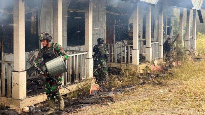 TNI padamkan gedung nakes di Papua yang dibakar oleh KKB