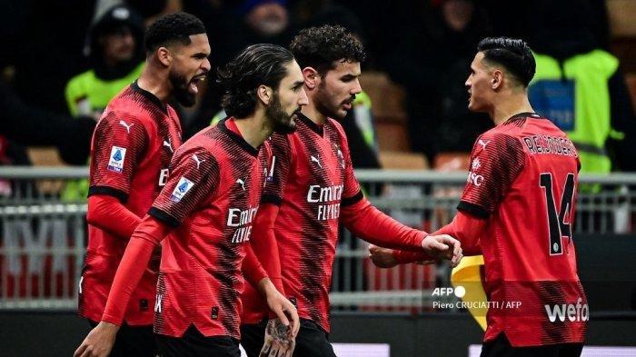 Gelandang AC Milan Ruben Loftus-Cheek (kiri)
