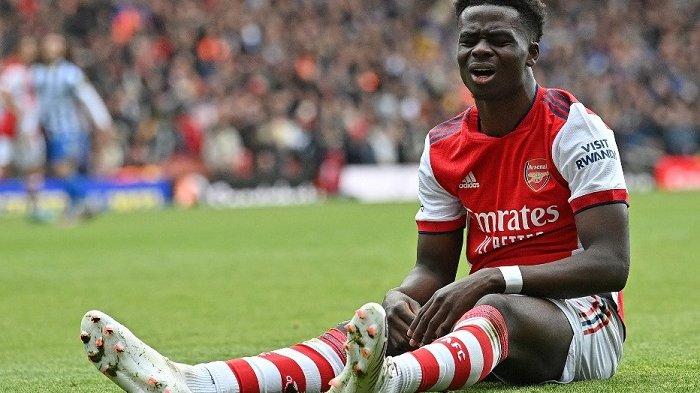 Gelandang Arsenal Bukayo Saka bereaksi setelah gagal mencetak gol saat pertandingan sepak bola Liga Inggris antara Arsenal dan Brighton and Hove Albion di Stadion Emirates di London pada 9 April 2022. Brighton memenangkan pertandingan 2-1.