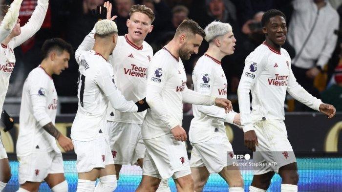 Gelandang Manchester United Skotlandia #39 Scott McTominay (tengah) merayakan bersama rekan satu timnya setelah mencetak gol ketiga mereka selama pertandingan sepak bola Liga Premier Inggris antara Wolverhampton Wanderers vs Manchester United di stadion Molineux di Wolverhampton, Inggris tengah pada 2 Februari 2024. (DARREN STAPLES / AFP)