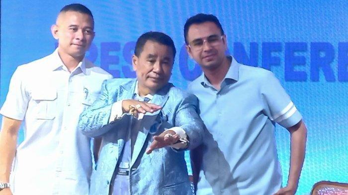 Raffi Ahmad dalam jumpa pers didampingi kuasa hukum Hotman Paris Hutapea soal tudingan pencucian uang di kawasan Mampang Prapatan, Jakarta Selatan, Senin (5/2/2024).