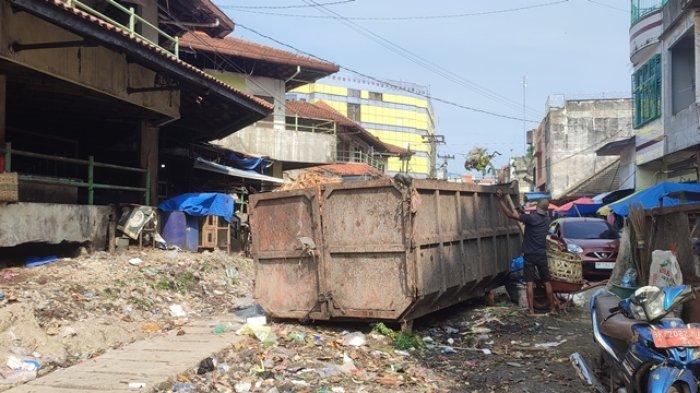 Petugas kebersihan dari kecamatan sedang membersihkan gerobak sampah yang terparkir di Pasar Pringgan, Jumat (2/2/2024). Saat ini, DLH membuka layanan aduan untuk masyarakat yang memiliki keluhan tentang pengangkutan sampah