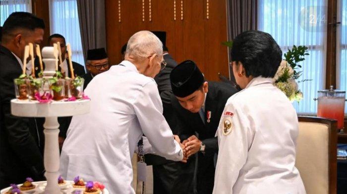 Wapres Gibran Rakabuming Raka menunduk saat menyalami Try Sutrisno dan Megawati Soekarnoputri saat bertemu pada Upacara Peringatan Hari Lahir Pancasila yang digelar di Gedung Pancasila, Kementerian Luar Negeri, Jakarta, Senin (2/6/2025). (X)