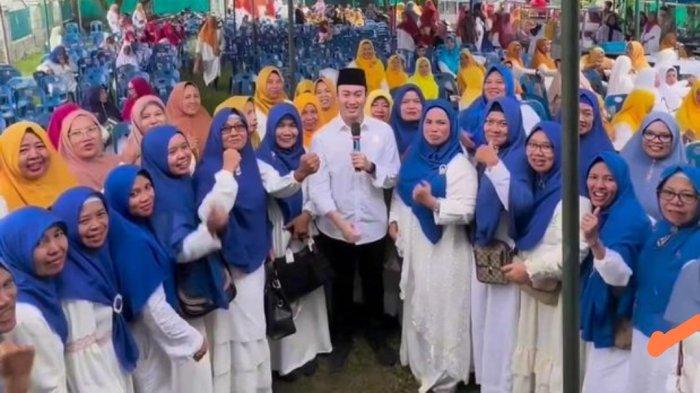 Anggota DPRD Medan dari Fraksi Golkar, M Afri Rizki Lubis saat bersama ibu ibu perwiritan mengkampanyekan dukungan terhadap Anies Baswedan.