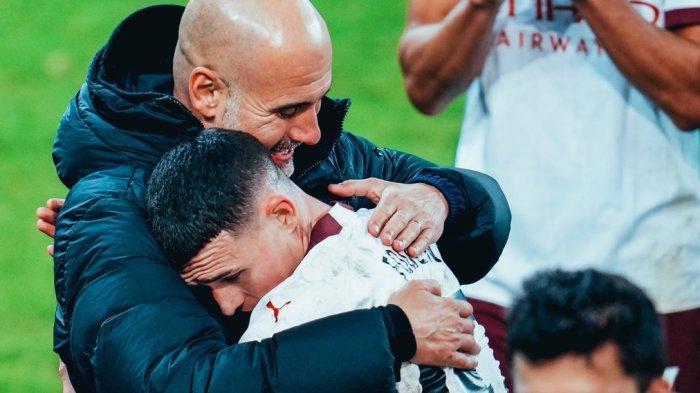 Pelatih Manchester City, Pep Guardiola memeluk Phil Foden saat laga melawan Everton di Liga Inggris.