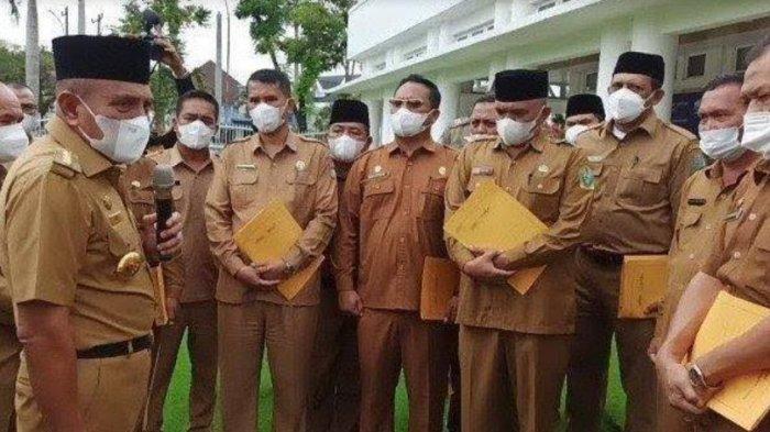 Gubernur Sumatera Utara (Sumut) Edy Rahmayadi memberi arahan ke sejumlah Pegawai Negeri Sipil (PNS) dengan usai sumpah/janji dan penyerahan SK PNS serta penyerahan SK kenaikan pangkat PNS Guru SMA/SMK di lingkungan Pemerintah Provinsi Sumut di halaman Aula Tengku Rizal Nurdin, Jalan Jenderal Sudirman Nomor 41 Medan, Senin (18/4/2022).
