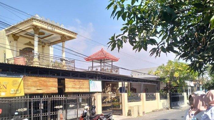 Megah - Rumah Pensiunan Kasek H Muhammad Iskak di Kelurahan Wonorejo, Kecamatan Rungkut, Surabaya, yang diduga dibangun dari menilap dana para guru SD melalui KPRI Tegar.