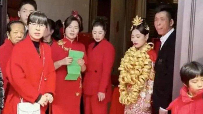 Habiskan Rp460 Miliar Untuk Pesta, Pengantin Ini Sampai Bungkuk karena Kalungnya, Dianggap Menyiksa