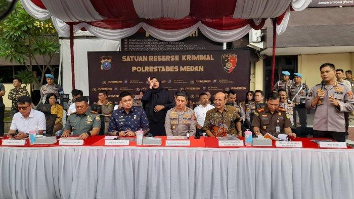 Kabid Humas Polda Sumut Kombes Pol Hadi Wahyudi, memaparkan pengungkapan kasus begal dan geng motor yang meresahkan masyarakat di Kota didampingi Wali Kota Medan Bobby Nasution, Dandim 0201 Medan Kolonel Ferry, Direktur Reskrim Polda Sumut Kombes Pol Sumaryono, Kepala Pengadilan Medan dan Kejari Medan, di Mapolrestabes Medan, Kamis (22/6/2023).
