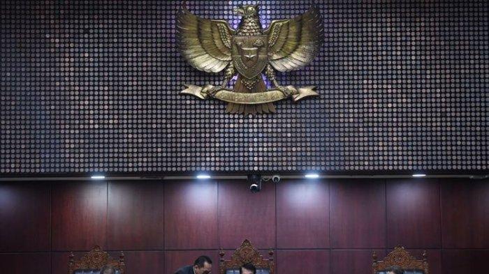 Ketua Mahkamah Konstitusi Anwar Usman (tengah), Hakim Konstitusi Saldi Isra (kiri) dan Hakim Konstitusi Suhartoyo (kanan) bersiap memimpin sidang permohonan uji materiil Pasal 169 huruf q Undang-Undang (UU) Nomor 7 Tahun 2017 tentang Pemilu yang mengatur batas usia minimal calon presiden (capres) dan calon wakil presiden (cawapres) di Jakarta, Senin (16/10/2023)