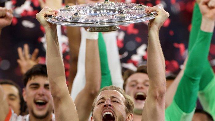 KANE ANGKAT TROFI - Penyerang Bayern Muenchen, Harry Kane merayakan juara Bundesliga Jerman 2024-2025. Harry Kane akhirnya angkat trofi