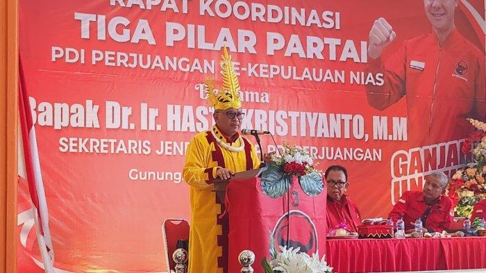 Sekretaris Jenderal PDI Perjunagan (PDIP) Hasto Kristiyanto memberikan arahan dalam Rapat Konsolidasi Tiga Pilar Partai di Kabupaten Gunungsitoli, Kepulauan Nias, Sumatera Utara, Sabtu (16/9/2023).