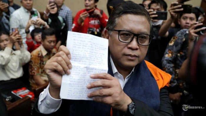 SIDANG DAKWAAN HASTO - Sekjen PDI Perjuangan Hasto Kristiyanto menjalani sidang dakwaan di Pengadilan Tipikor, Jakarta, Jumat (14/3/2025). Jaksa KPK mendakwa Sekjen PDIP Hasto Kristiyanto melakukan perintangan penyidikan dengan memerintahkan Harun Masiku merendam telepon genggam miliknya melalui perantara Nurhasan.