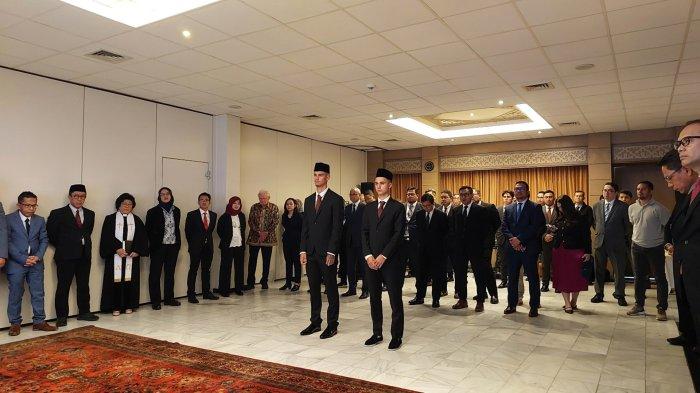 Pemerintah Indonesia telah menyelesaikan proses naturalisasi dua atlet sepak bola, Mees Victor Joseph Hilgers dan Eliano Johannes Reijnders.