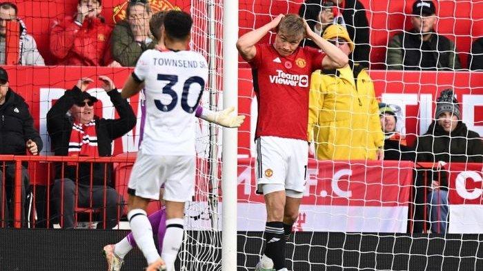 Ekspresi Rasmus Hojlund dalam laga Man United vs Luton Town pada lanjutan Liga Inggris di Old Trafford, Manchester (11/11/2023). Erik ten Hag, melontarkan kritik kepada anak asuhnya.
