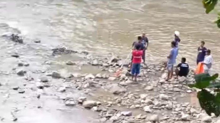 Ibnu Harianda Desa Marjanji Aceh, Kecamatan Aek Songsongan, Kabupaten Asahan hanyut pada Selasa (11/6/2024) saat sedang bermain fun rafting di sungai Asahan. Tim Sar berupaya melakukan pencarian.
