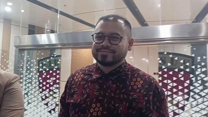 JADI TERSANGKA- Mantan konsultan Kemendikbudristek era Nadiem Makarim, Ibrahim Arief di Lobi Gedung Bundar Jampidsus Kejaksaan Agung, Jakarta, Kamis (12/6/2025). Ibrahim Arief sudah ditetapkan sebagai tersangka oleh Kejagung