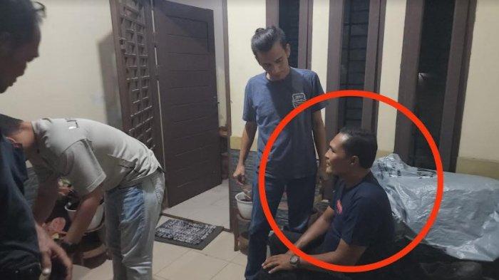 Imran Surbakti terduga pelaku pengancaman bunuh jurnalis saat dijemput paksa dari rumahnya.