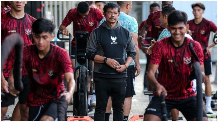 Pelatih Indra Sjafri memimpin latihan Timnas U20 Indonesia