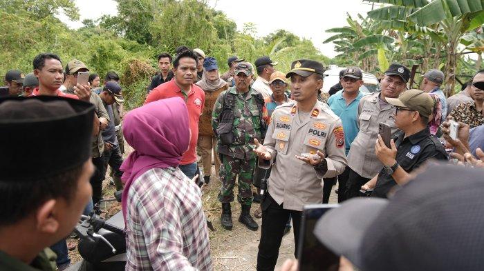 Kadis Lingkungan Hidup dan Kehutanan (LHK) Sumatera Utara (Sumut), Ir Yuliani Siregar MAP saat penertiban pagar di kawasan hutan lindung di pesisir pantai, Desa Regemuk, Kecamatan Pantai Labu, Minggu (23/2/2025).