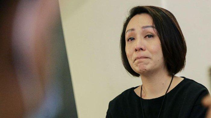 Isteri Direktur Utama Taspen Antonius Nicholas Stephanus Kosasih, Rina Lauwy Kosasih terlihat menangis usai menjalani pemeriksaan atas kasus Kekerasan Dalam Rumah Tangga (KDRT) yang diduga dilakukan oleh sang suami (ANS Kosasih), Jakarta, Senin (15/3/2021) lalu.