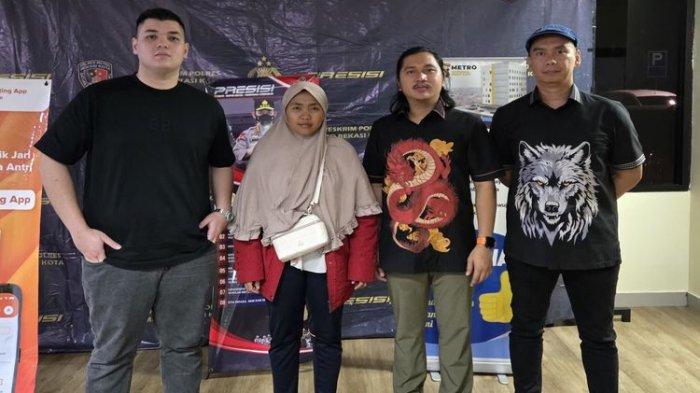 ANIAYA SATPAM: Rekaman CCTV yang menampilkan aksi penganiayaan terhadap seorang satpam di RS Mitra Keluarga Bekasi Barat pada Sabtu (29/3/2025) pukul 22.00 WIB malam.Sang istri dari satpam telah membuat laporan polisi ke Polres Metro Bekasi, Sabtu (5/4/2025).(Istimewa/ via kompas.com)