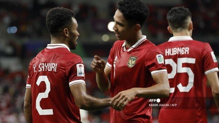 Gelandang Indonesia #07 Marselino Ferdinan (tengah) merayakan bersama rekan satu timnya setelah mencetak gol pertama timnya pada pertandingan sepak bola Grup D Piala Asia AFC Qatar 2023 antara Indonesia vs Irak di Stadion Ahmad bin Ali di Al-Rayyan, sebelah barat Doha pada 15 Januari 2024. KARIM JAAFAR / AFP (KARIM JAAFAR / AFP)