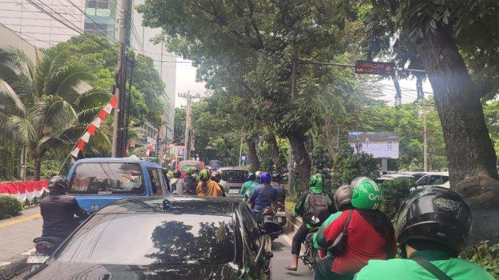 Jalan Kapten Maulana Lubis macet parah sebab Jalan Imam Bonjol ditutup total. Hal itu dikarenakan, Ratusan Massa yang terdiri dari mahasiswa Sumut gelar aksi unjuk rasa, Jumat (23/8/2024).