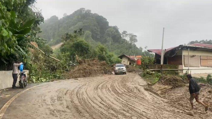 Jalur Medan - Berastagi masih tertutup longsor dan belum bisa dilalui kendaraan.