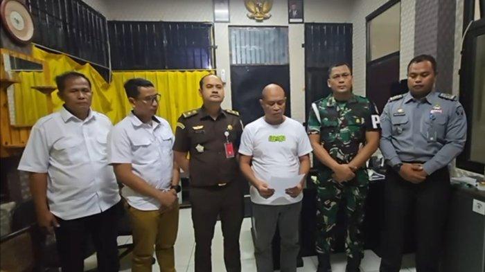 James Makapedua langsung meminta maaf kepada Panglima TNI, KASAD, dan Danjen Kopassus setelah dirinya mengenakan Pakaian Dinas Lapangan (PDL) TNI AD berpangkat Pelda lengkap dengan baret merah Kopassus di sidang PN Tangerang, Senin (5/8/2024).